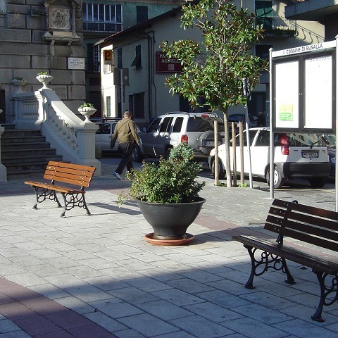 Villa Grimaldi benches and Cast iron flowerpot Ø1100/550